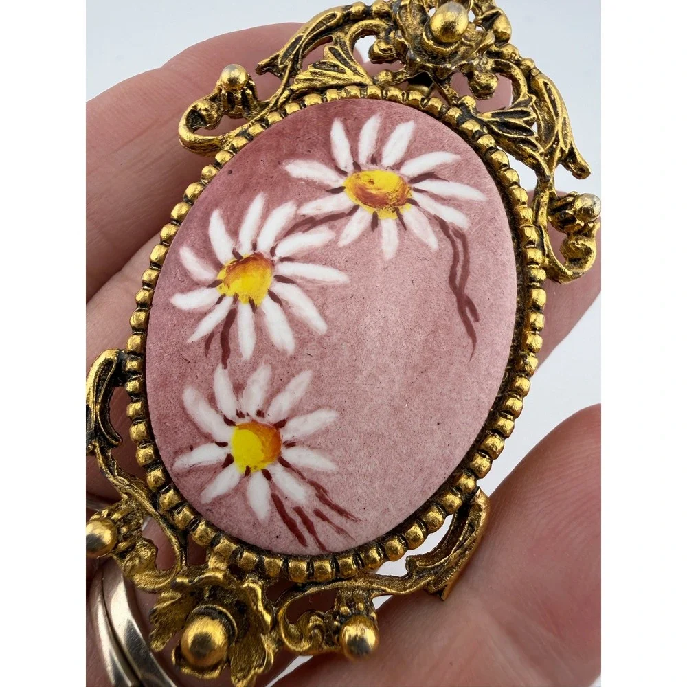 Vintage Hand Painted Floral Brooch Pendant‎ Pink Gold Vintage Daisy Ceramic